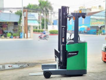 Xe nâng Toyota đứng lái 1,3 tân 2 tầng nâng chuicot.